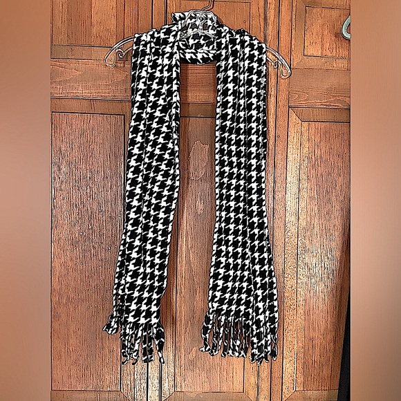 5/$40 FLEECE CHEVRON PRINT BLACK & WHITE WINTER SCARF WITH FRINGE AT THE HEM - Picture 3 of 5